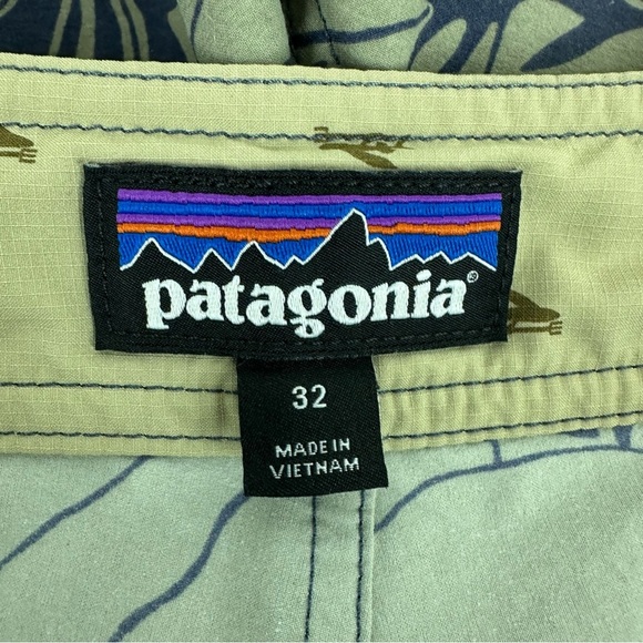 Patagonia Men’s size 32 Wavefarer Gray And Blue Floral Board Shorts - Picture 6 of 9